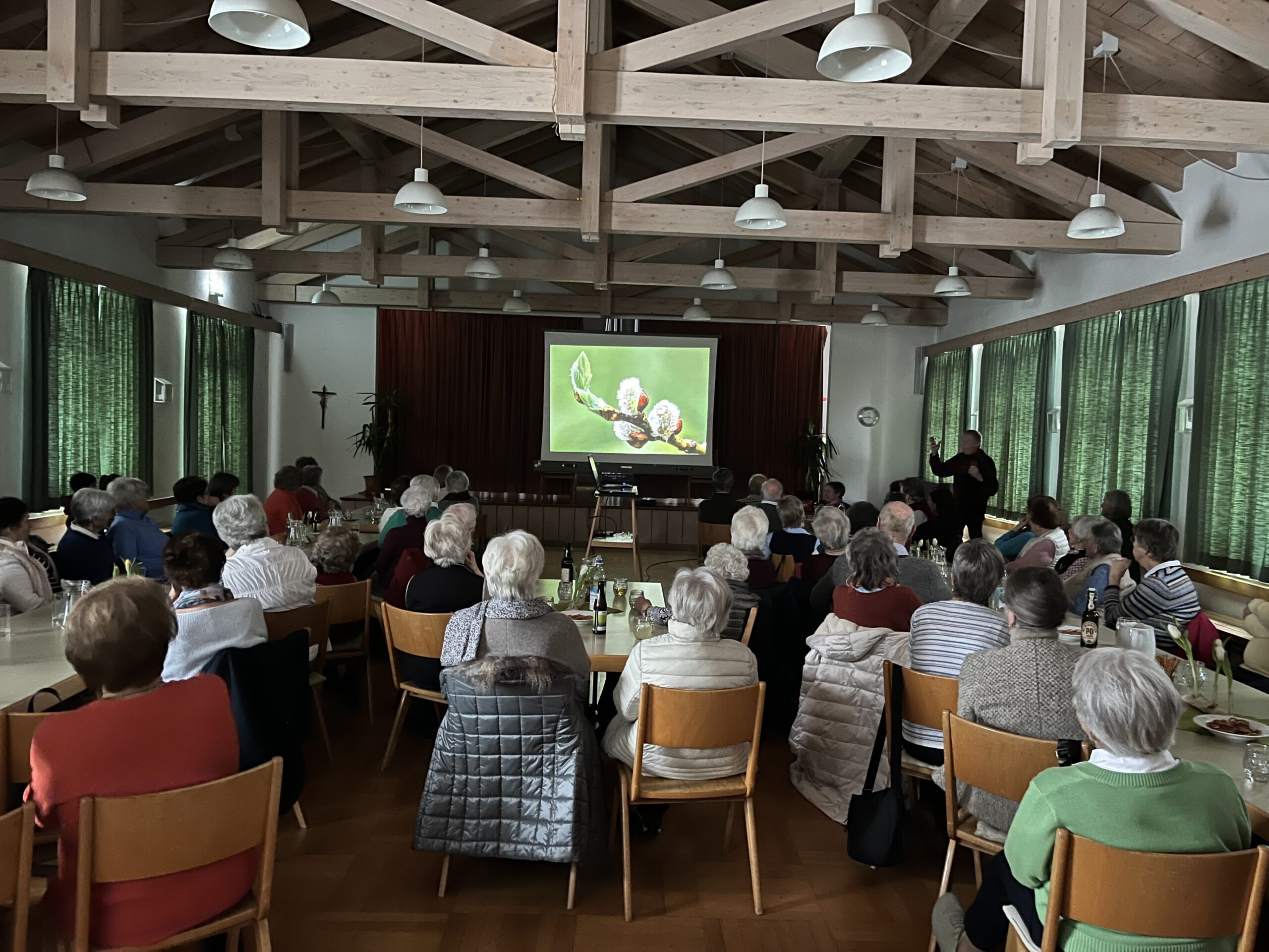 Geselliger Nachmittag mit dem Gartenbauverein – Beeindruckender Vortrag im vollbesetzten Pfarrheim