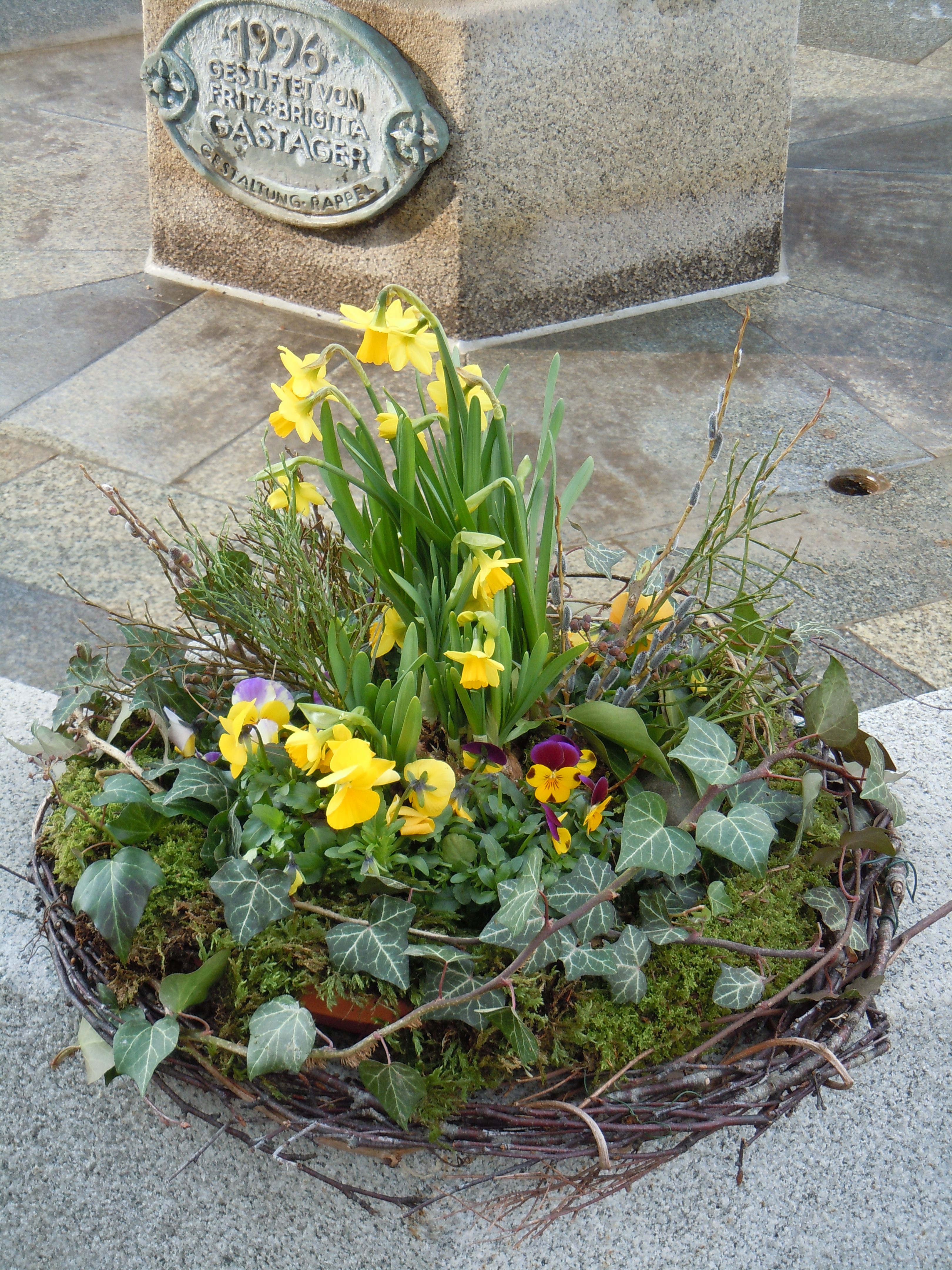 Osterschmuck am Brunnen auf dem Rathausplatz in Inzell