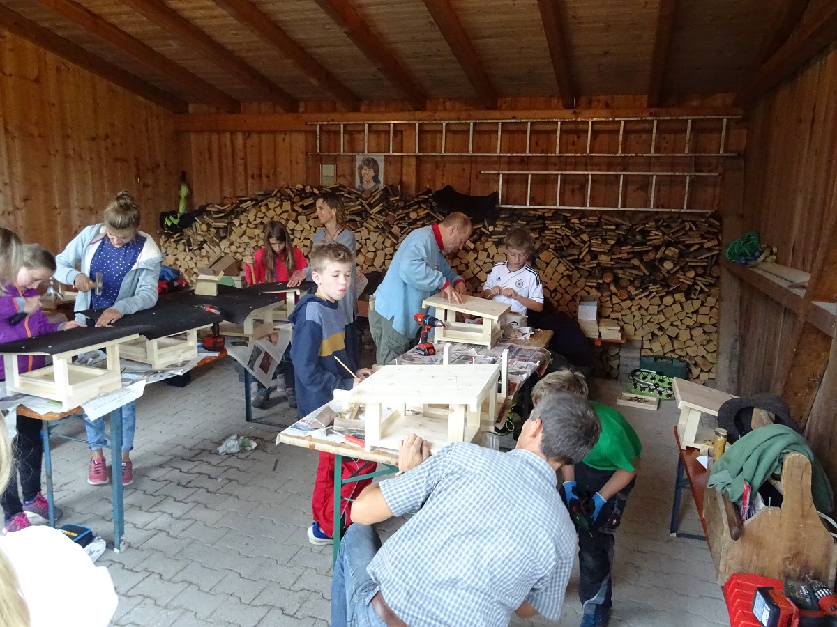 Mit Geschick das eigene Futterhäusl für Singvögel zusammengebaut – eine erfolgreiche Aktion beim Ferienprogramm in Inzell am 10. August 2018