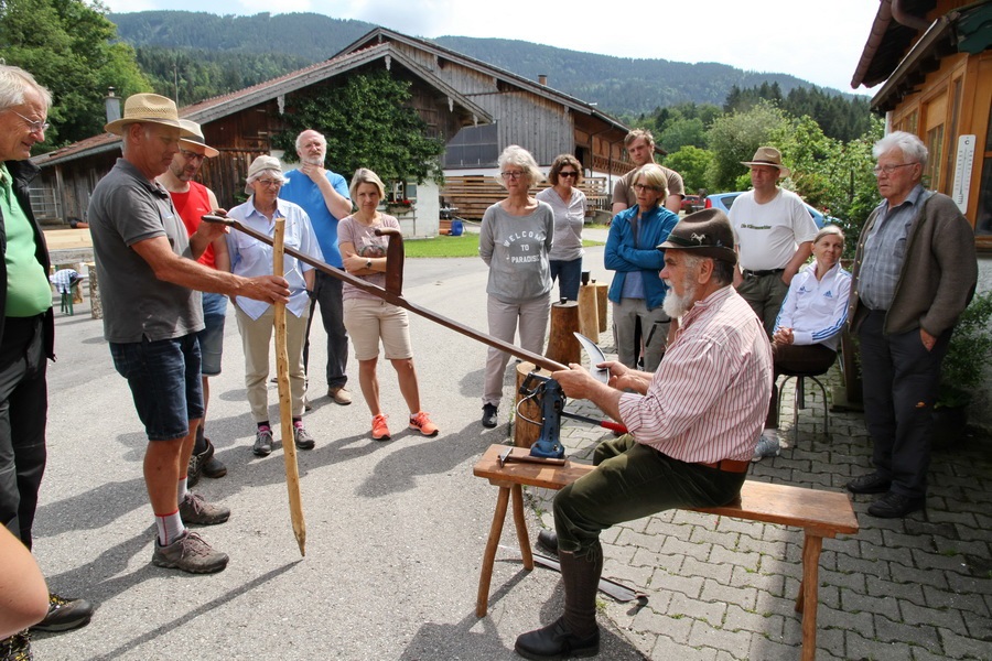 Sensenmähkurs am 9. Juni in Holzen bei Inzell