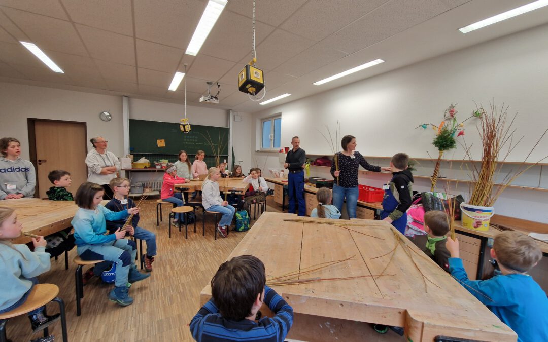 Die Schnittlauchräuber – Flechten von Stecken für den Palmbaum bzw. Palmbuschen