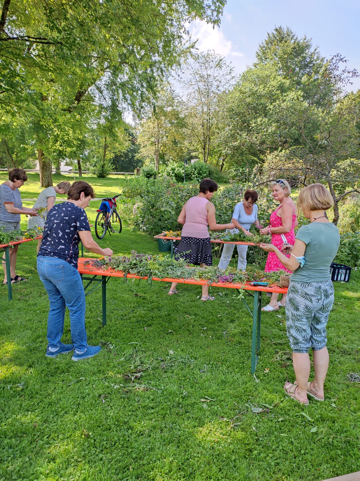 Fleißige Helferinnen beim Kräuterbüschlbinden