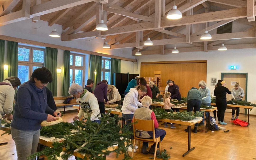 Handwerk verbindet – Adventskranzbinden bei winterlichem Wetter