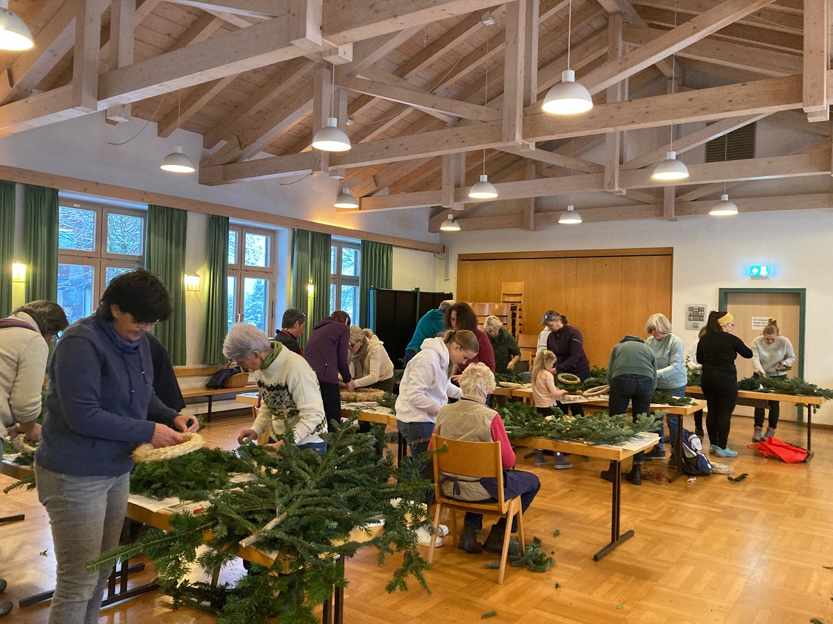Handwerk verbindet – Adventskranzbinden bei winterlichem Wetter